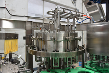 Máquina para encher e tapar garrafas de cerveja com 32 cabeças